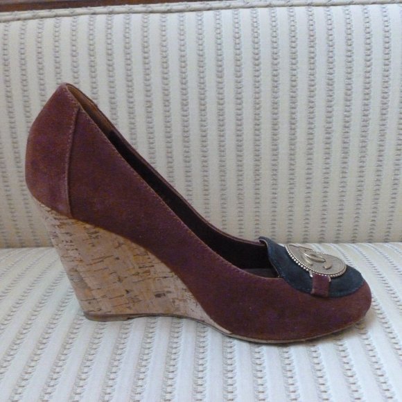 Chanel CC Logo Coin Suede Wedge Pumps - Picture 5 of 9
